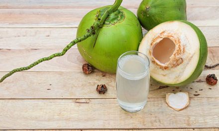 Minuman Air Kelapa Sangat Alami Dan Penuh Manfaat