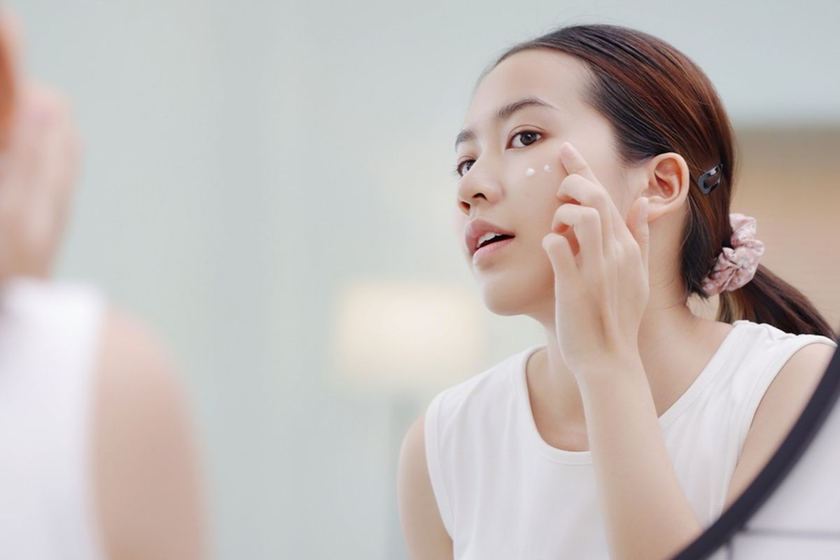 Remaja Memakai Skincare