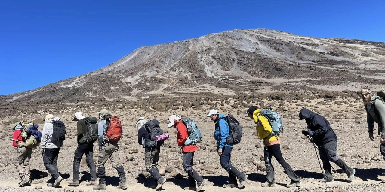 Menaklukkan Puncak Gunung Kilimanjaro Titik Tertinggi Afrika